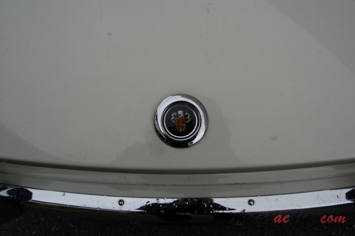 Austin 1100 (BMC ADO16) 1963-1974 (1963-1967 Mark I sedan 4d), front emblem  