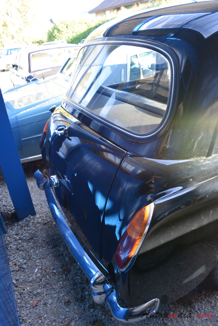 Austin FX4 1958-1997 (1972 FX4D London Taxi 4d), rear view