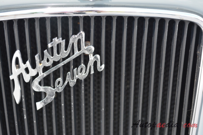 Austin Seven 1922-1939 (1937 saloon 2d), front emblem  