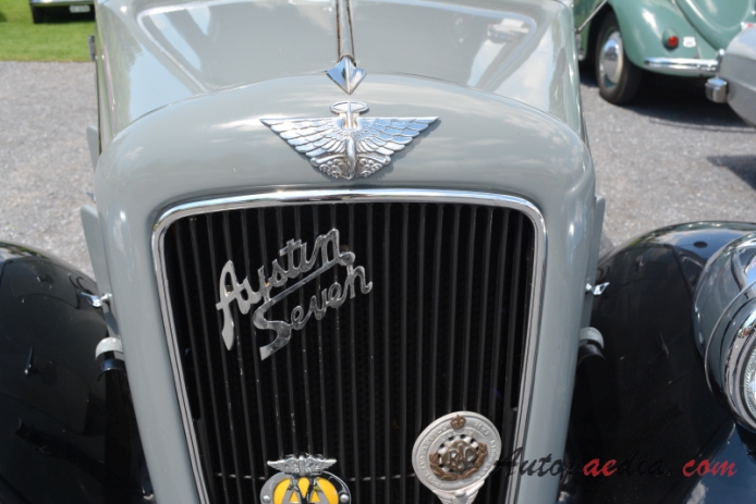 Austin Seven 1922-1939 (1937 saloon 2d), front emblem  