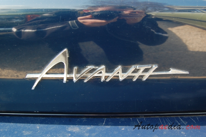 Avanti II 1965-1992 (1984 Coupé 2d), rear emblem  