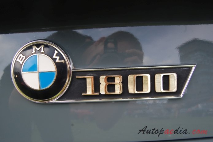 BMW Neue Klasse 1962-1976 (1965 BMW 1800 sedan 4d), emblemat tył 