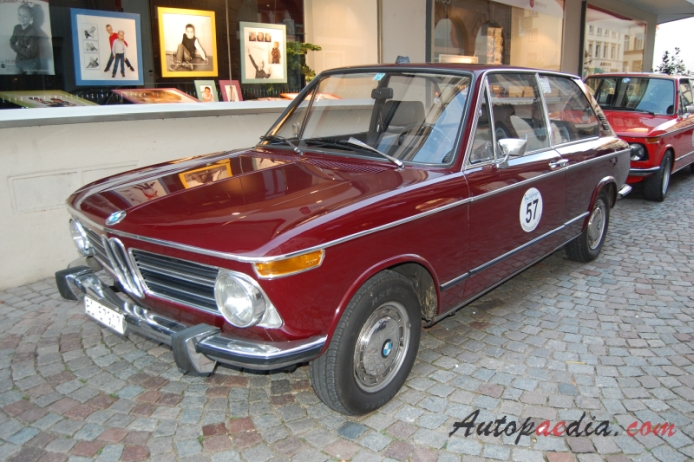BMW Neue Klasse 1962-1977 (1972 2000 touring 3d), lewy przód