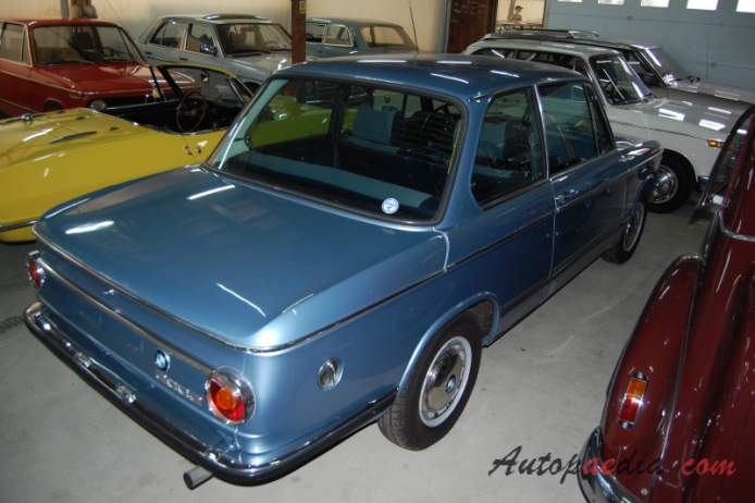 BMW Neue Klasse 1962-1977 (1972 2002 sedan 2d), prawy tył
