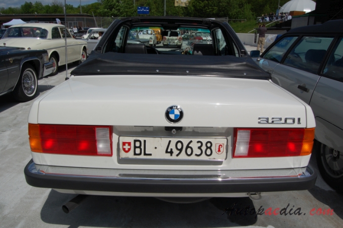 BMW E30 (Series 3 2. generacja) 1982-1994 (1983-1987 320i Baur Top Cabriolet 2d), tył