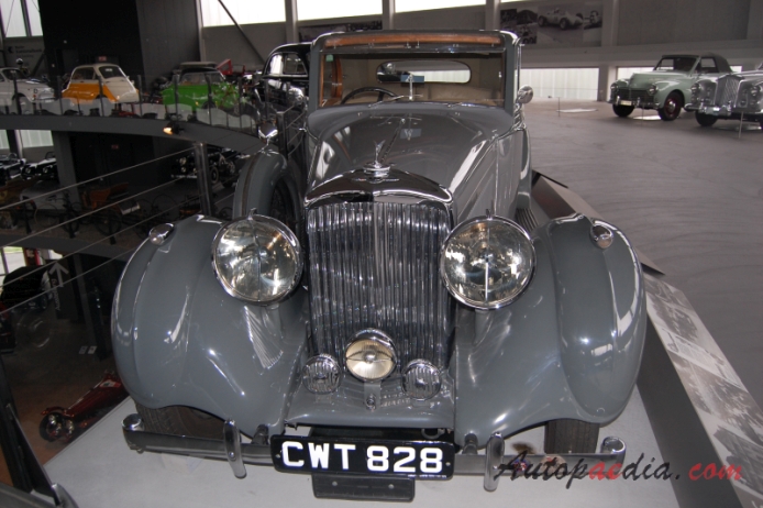 Bentley 4.25 Litre 1936-1939 (1936 Mulliner Coupé), right front view