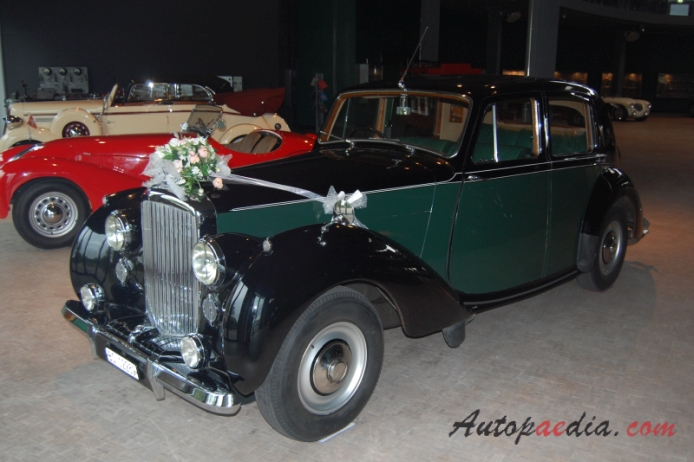 Bentley Mark VI 1946-1952 (1947 saloon 4d), left front view