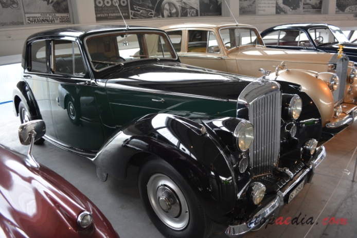 Bentley Mark VI 1946-1952 (1947 saloon 4d), prawy przód