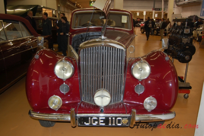 Bentley Mark VI 1946-1952 (1949 saloon 4d), front view