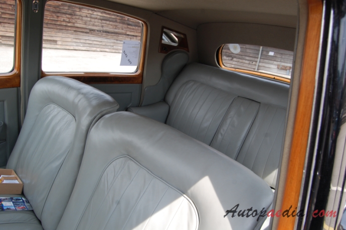 Bentley R typ 1952-1955 (1952 saloon 4d), wnętrze
