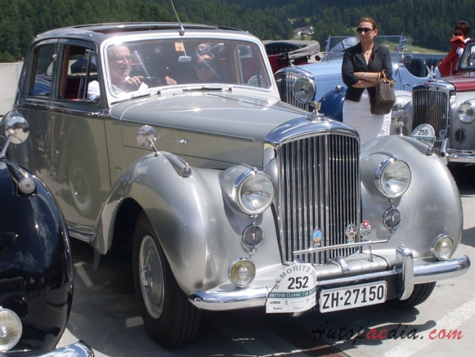 Bentley R type 1952-1955 (1952 saloon 4d), right front view