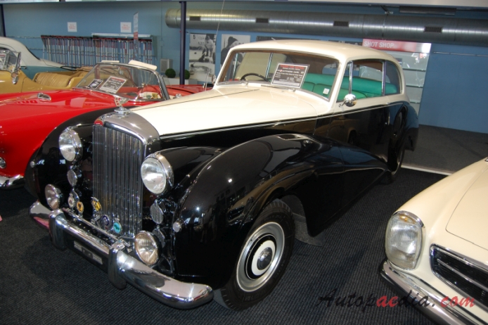 Bentley R typ 1952-1955 (1953 James Young Saloon 2d), lewy przód