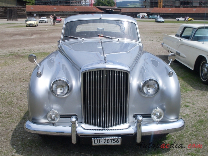 Bentley S Series 1955-1965 (1955-1962 S1/S2 saloon 4d), przód