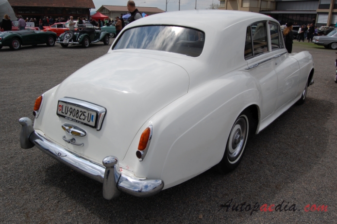 Bentley S Series 1955-1965 (1955-1962 S1/S2 saloon 4d), right rear view