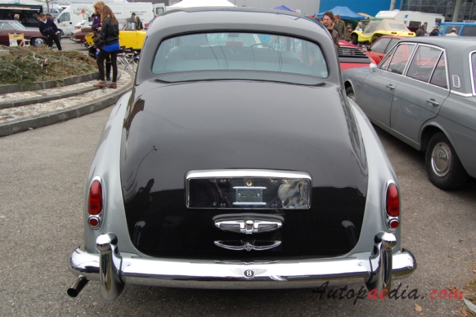 Bentley S Series 1955-1965 (1959 S2 saloon 4d), rear view