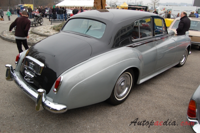 Bentley S Series 1955-1965 (1959 S2 saloon 4d), right rear view
