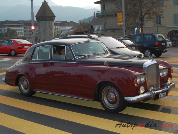 Bentley S Series 1955-1965 (1962-1965 S3 saloon 4d), right front view