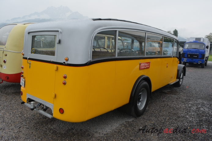Berna autobus Type U 1939-1965 (1947 Berna 1UP 145 R1 Alpenwagen-I PTT Postauto), prawy tył