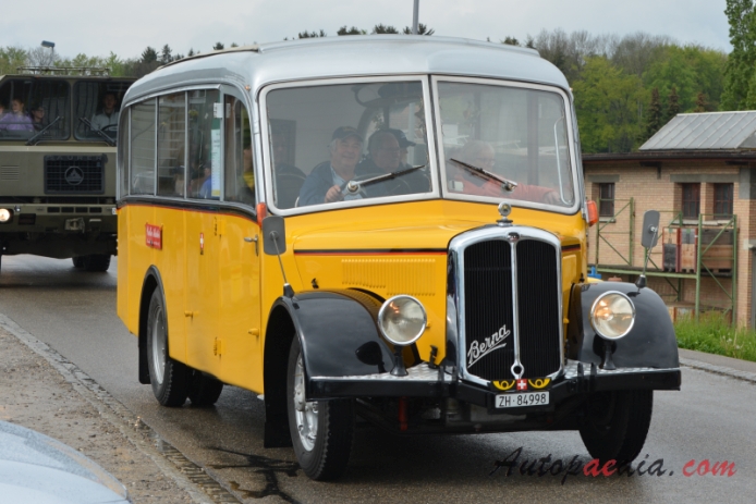 Berna autobus Type U 1939-1965 (1950 Berna 2UP 240 R2 Alpenwagen-II PTT Postauto), prawy przód
