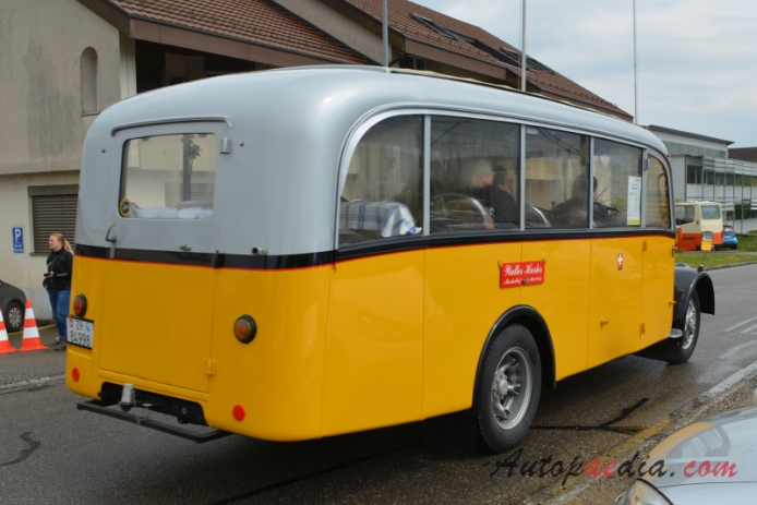 Berna autobus Type U 1939-1965 (1950 Berna 2UP 240 R2 Alpenwagen-II PTT Postauto), prawy tył