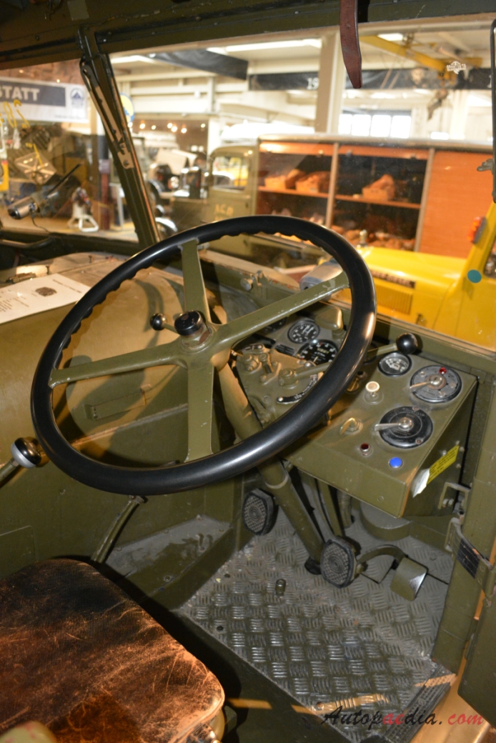 Berna type U 1939-1965 (1950 Berna 2UM M28463 4x4 military truck), interior