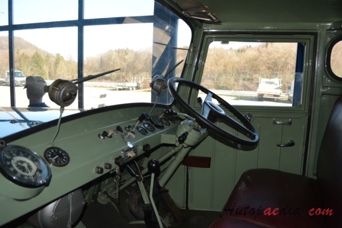 Berna type U 1939-1965 (1960 Berna 5U Werner Gehrig Rudolfstetten dump truck), interior