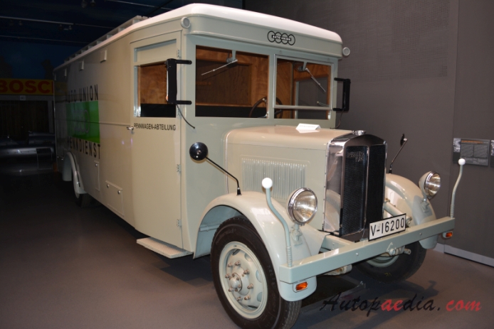 Büssing NAG Typ 30 1931-1939 (1934 Büssing NAG Auto Union Renndienst racing car transporter), prawy przód