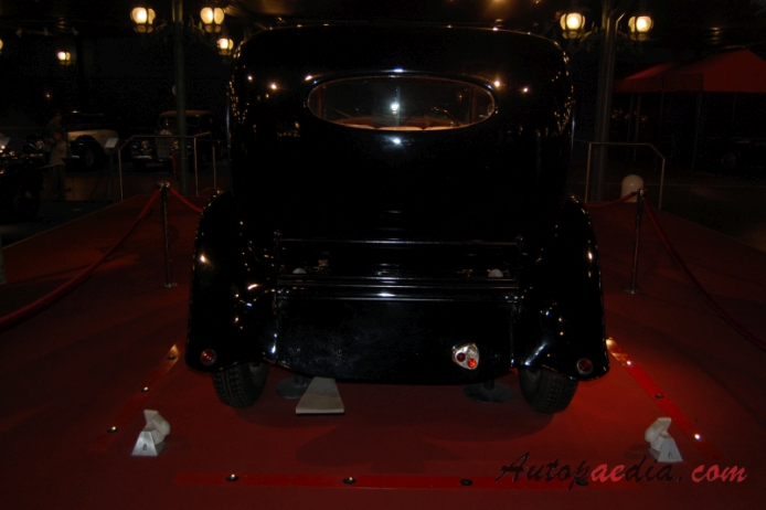 Bugatti typ 41 Royale 1926-1933 (1933 limuzyna Park-Ward 4d), tył