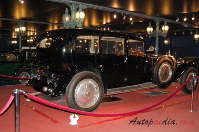 Bugatti typ 41 Royale 1926-1933 (1933 limuzyna Park-Ward 4d), prawy tył