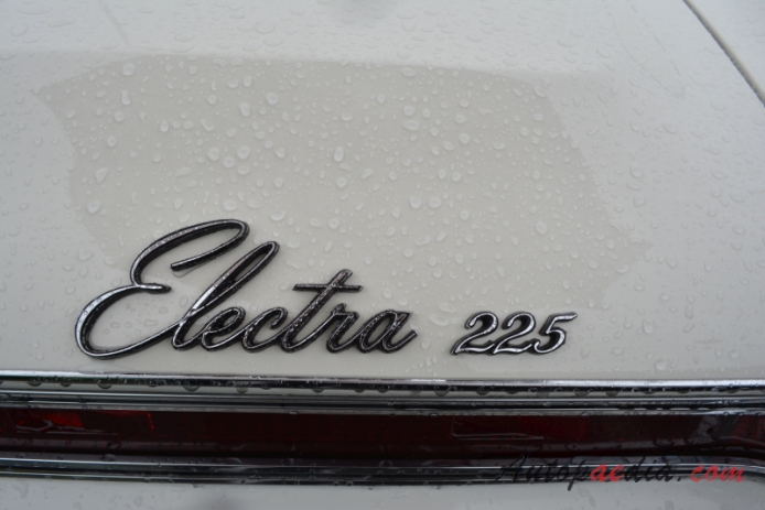 Buick Electra 3rd generation 1965-1970 (1967 225 convertible 2d), rear emblem  