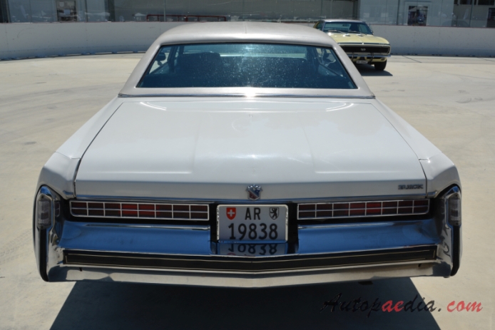 Buick Electra 4. generacja 1971-1976 (1975 Buick Electra Limited sedan 4d), tył