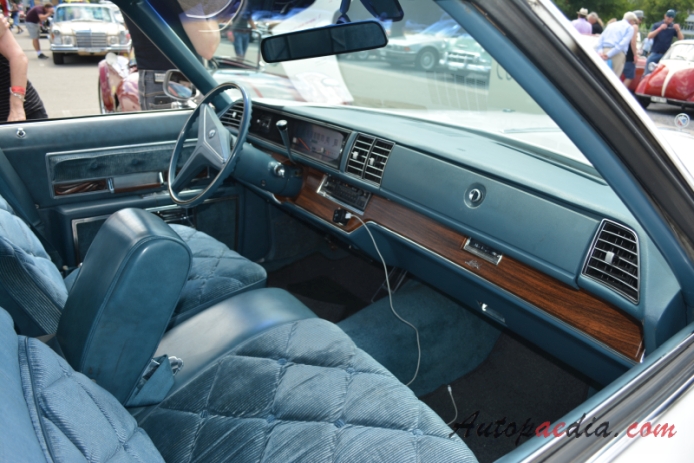 Buick Electra 4. generacja 1971-1976 (1975 Buick Electra Limited sedan 4d), wnętrze