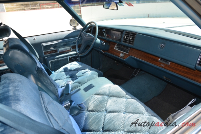 Buick Electra 4. generacja 1971-1976 (1975 Buick Electra Limited sedan 4d), wnętrze