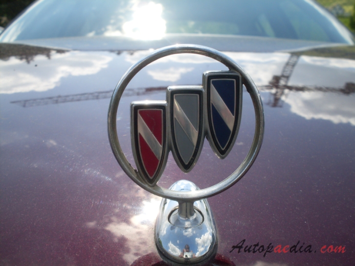 Buick Park Avenü 1. generacja 1990-1996 (sedan 4d), emblemat przód 