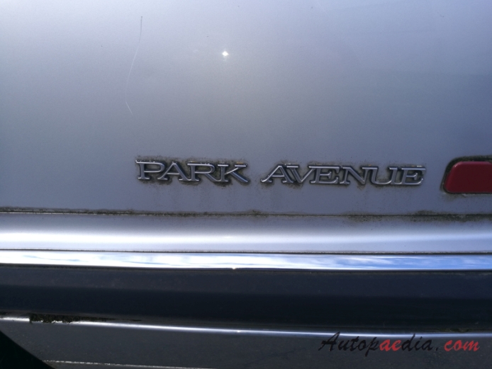 Buick Park Avenü 1. generacja 1990-1996 (sedan 4d), emblemat bok 