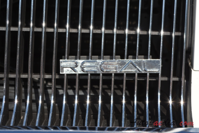 Buick Regal 2. generacja 1978-1987 (1984-1987 Coupé 2d), emblemat przód 