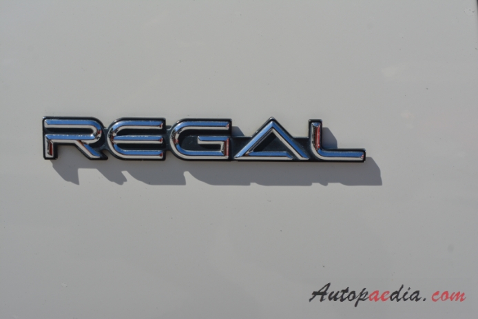 Buick Regal 2. generacja 1978-1987 (1984-1987 Coupé 2d), emblemat bok 