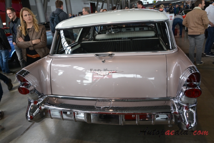 Buick Roadmaster 7. generacja 1957-1958 (1957 Buick Roadmaster Estate Wagon 5d), tył