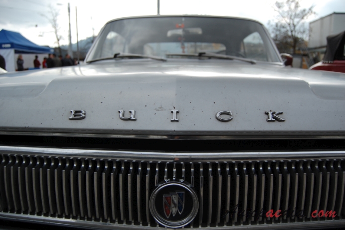 Buick Skylark 2. generacja 1961-1963 (1963 Buick Special Skylark hardtop 2d), emblemat przód 