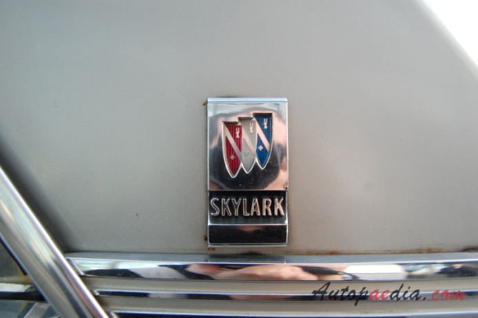 Buick Skylark 2nd generation 1961-1963 (1963 Buick Special Skylark hardtop 2d), side emblem 