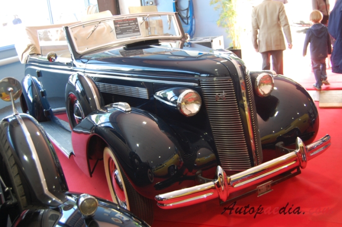 Buick Special 2. series (Special Series 40) 1936-1949 (1937 Buick Eight Series 40 Tüscher Cabriolet 2d), prawy przód