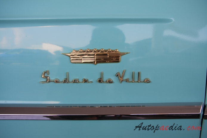 Cadillac Sedan DeVille 1. generacja 1956-1958 (1956 Cadillac Series 62 Sedan DeVille hardtop 4d), emblemat bok 