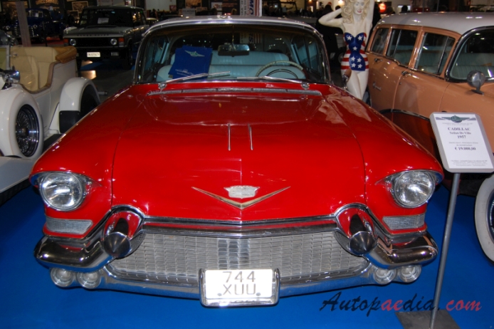 Cadillac Sedan DeVille 1. generacja 1956-1958 (1957 Cadillac Series 62 Sedan DeVille hardtop 4d), przód