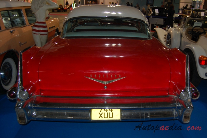 Cadillac Sedan DeVille 1. generacja 1956-1958 (1957 Cadillac Series 62 Sedan DeVille hardtop 4d), tył