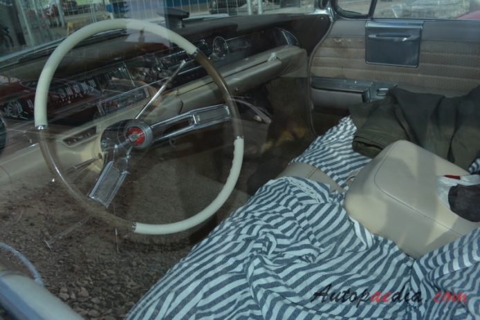 Cadillac Sedan DeVille 3. generacja 1961-1964 (1961 hardtop 4d), wnętrze