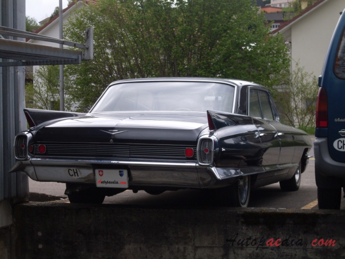 Cadillac Sedan DeVille 3. generacja 1961-1964 (1962 Town Sedan hardtop 4d), prawy tył