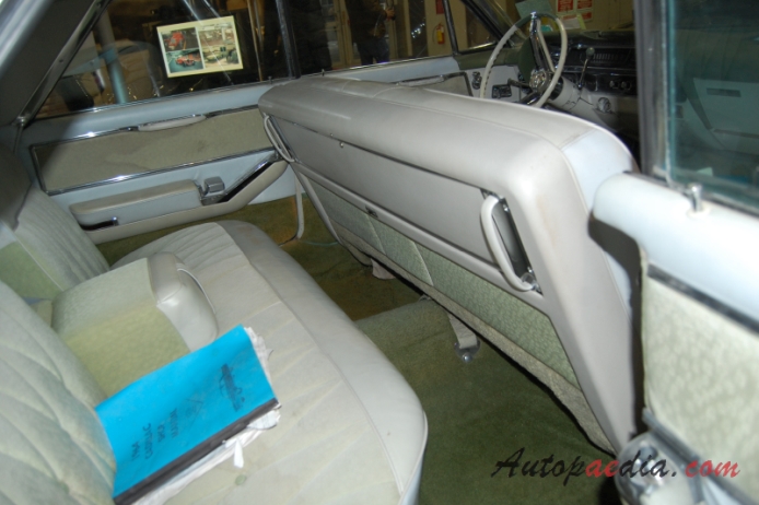 Cadillac Sedan DeVille 3. generacja 1961-1964 (1964 hardtop 4d), wnętrze