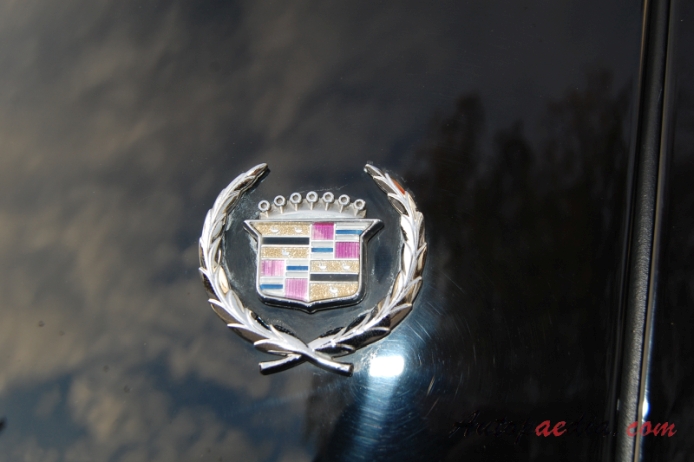 Cadillac Sedan DeVille 7. generacja 1985-1993 (1993 4.9 V8 sedan 4d), emblemat bok 