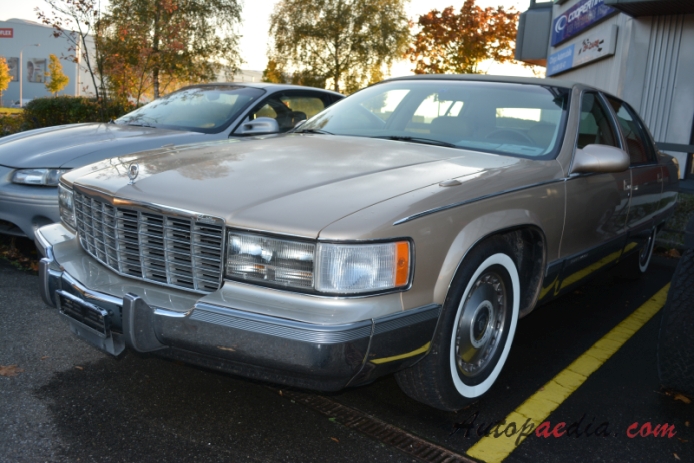 Cadillac Fleetwood 2. generacja 1993-1996 (1995 5.7L V8 LT1 Brougham limuzyna 4d), lewy przód
