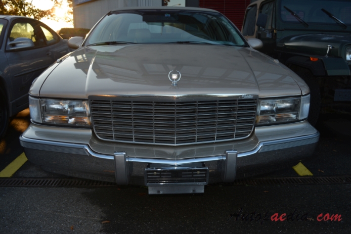 Cadillac Fleetwood 2. generacja 1993-1996 (1995 5.7L V8 LT1 Brougham limuzyna 4d), przód